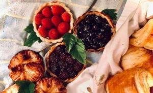 baskets-of-muffins-and-fruit